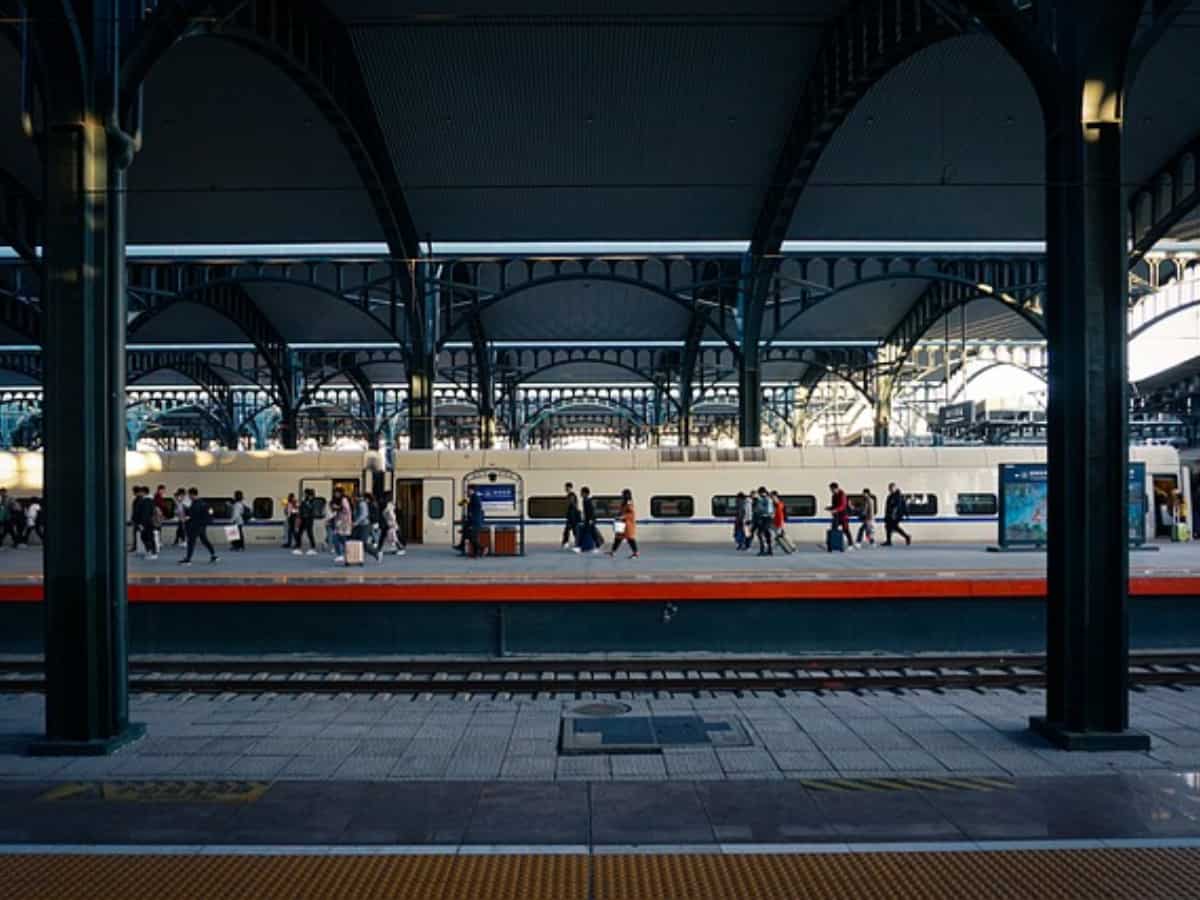 Amrit Bharat Station: 18 राज्यों के 86 जिलों में 103 रेलवे स्टेशनों की बदलेगी सूरत, PM Modi आज करेंगे उद्घाटन