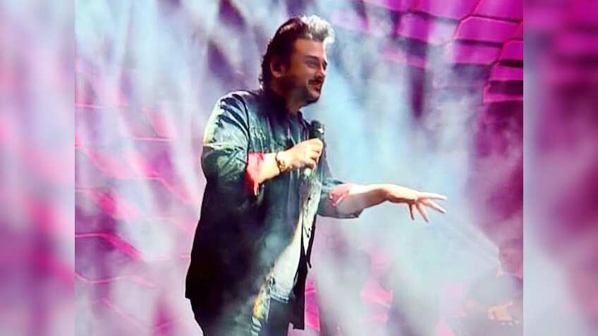 मुंबई एयरपोर्ट पर फूटा अदनान सामी का गुस्सा! इस सर्विस को बताया- "बेहद लापरवाह और सुस्त!" 