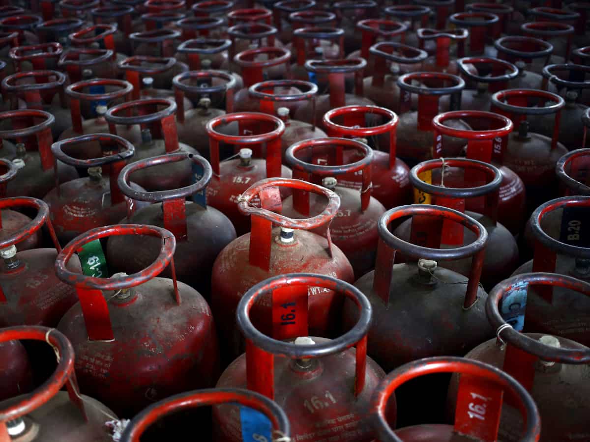 LPG Price Today: 1 जून की सुबह-सुबह सस्ता हो गया गैस सिलेंडर, ATF की कीमतों में भी हुई ₹2400 की कटौती