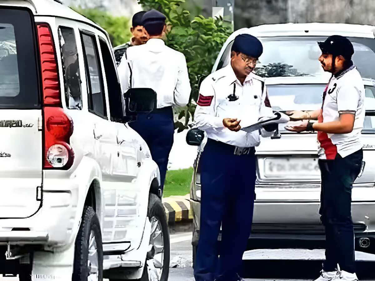 Noida: सोच रहे थे बचकर निकल जाएंगे, कहीं पैनी निगाहें तो कहीं लेटेस्ट टेक्नोलॉजी, हजारों लोग चढ़े पुलिस हत्थे!