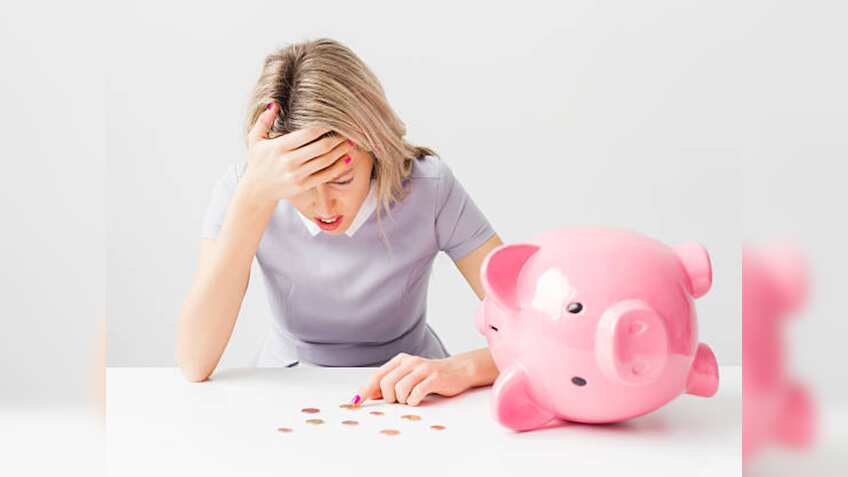 बचत का 'B' भी नहीं कर पा रहे? ये 5 'पैसे उड़ाऊ' गलतियां आपकी फाइनेंशियल हेल्थ की 'ऐसी-तैसी' कर रही हैं...