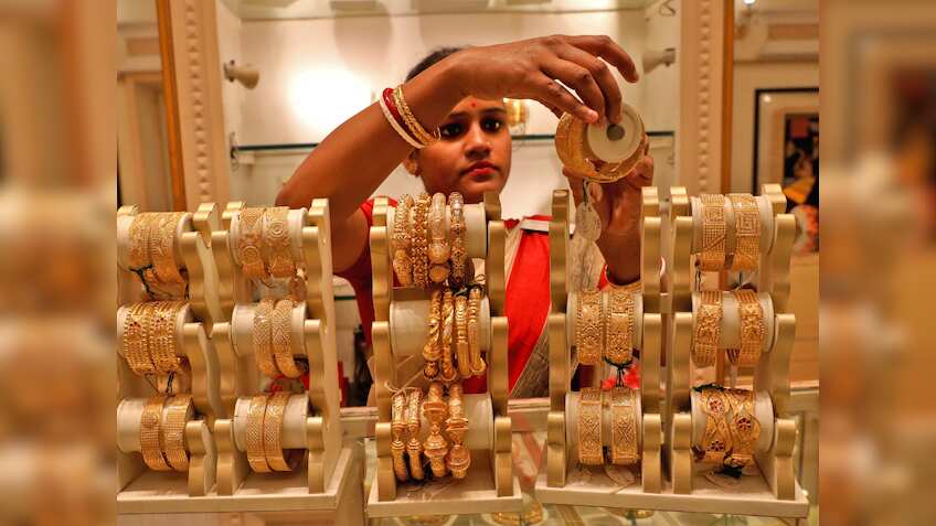Gold Price: सोने की कीमतों में आने वाली है बड़ी गिरावट, 2 महीने में 15% तक सस्ता हो सकता है गोल्ड