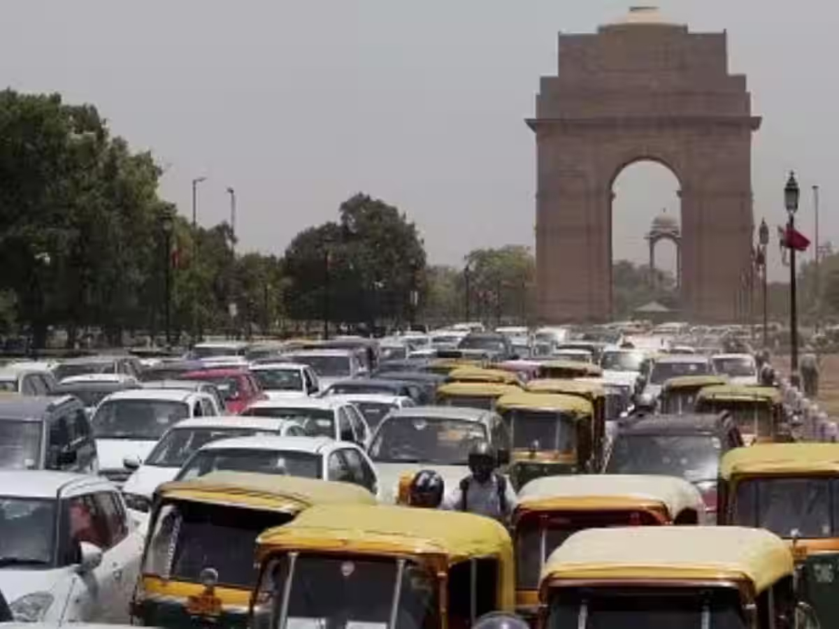 Delhi-NCR में डीजल-पेट्रोल गाड़ियों पर लगाम, 1 जनवरी 2026 से बना नया नियम, जानिए किन पर होगा लागू