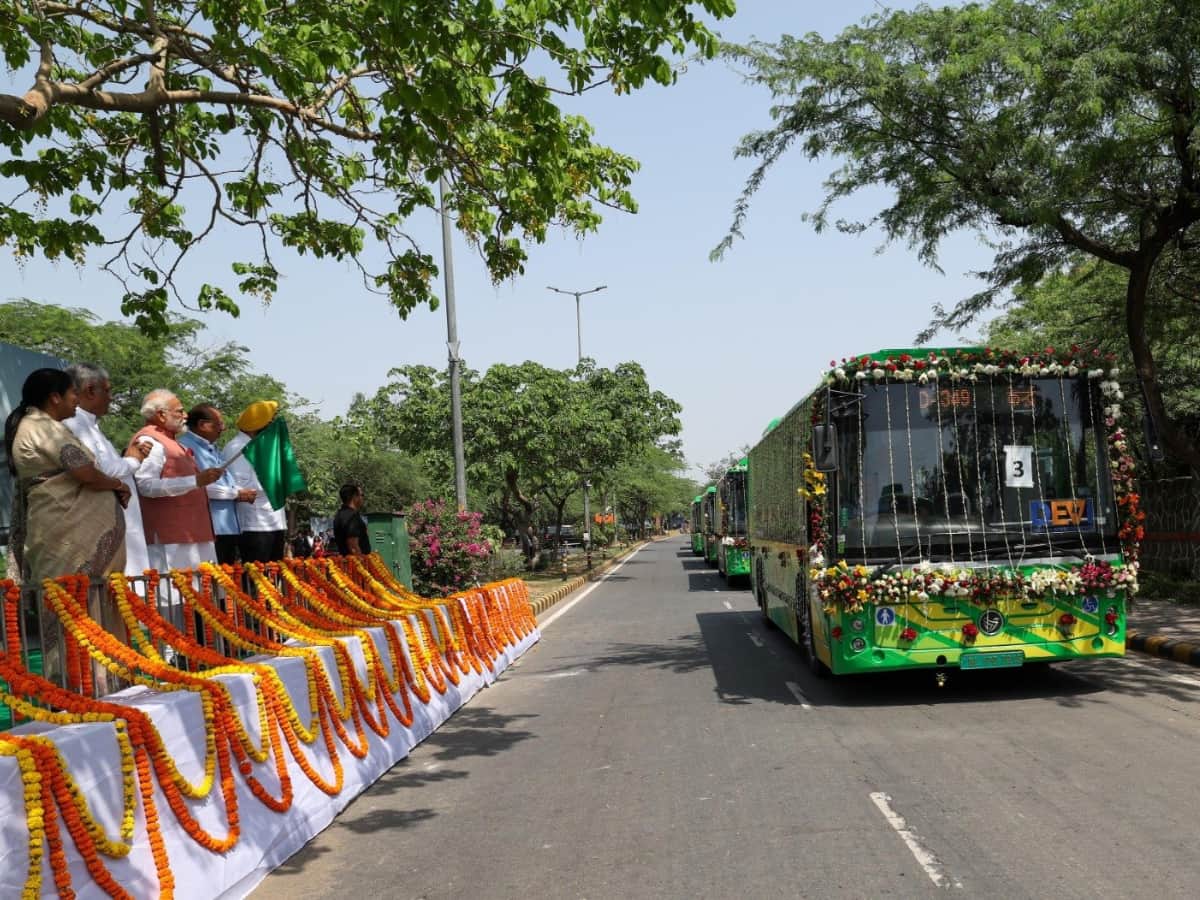 PM Modi ने दिल्ली में 200 इलेक्ट्रिक बसों को दिखाई हरी झंडी, इन रूट्स पर होगा संचालन 