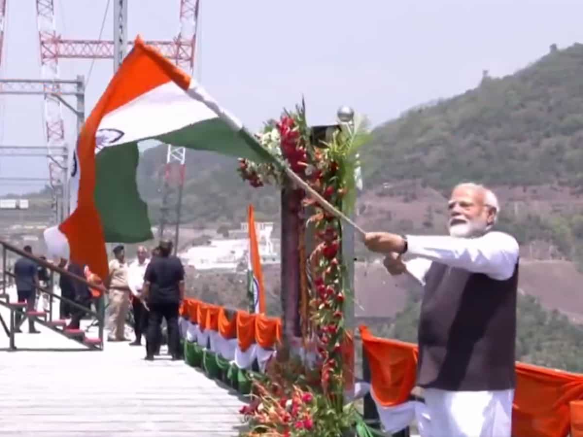 PM Modi ने तिरंगा लहराकर किया चिनाब रेल ब्रिज का उद्घाटन, श्रीनगर तक पहुंची वंदे भारत की रफ्तार