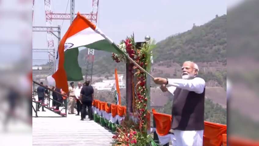 PM Modi ने तिरंगा लहराकर किया चिनाब रेल ब्रिज का उद्घाटन, श्रीनगर तक पहुंची वंदे भारत की रफ्तार