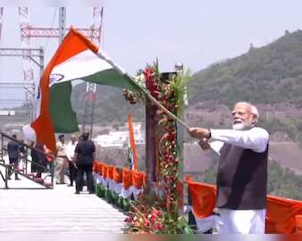 PM Modi ने तिरंगा लहराकर किया चिनाब रेल ब्रिज का उद्घाटन, श्रीनगर तक पहुंची वंदे भारत की रफ्तार| Zee Business Hindi