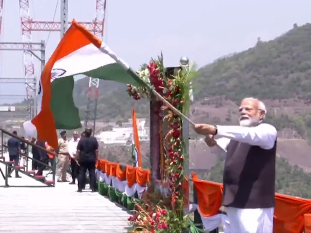 PM Modi ने तिरंगा लहराकर किया चिनाब रेल ब्रिज का उद्घाटन, श्रीनगर तक पहुंची वंदे भारत की रफ्तार| Zee Business Hindi