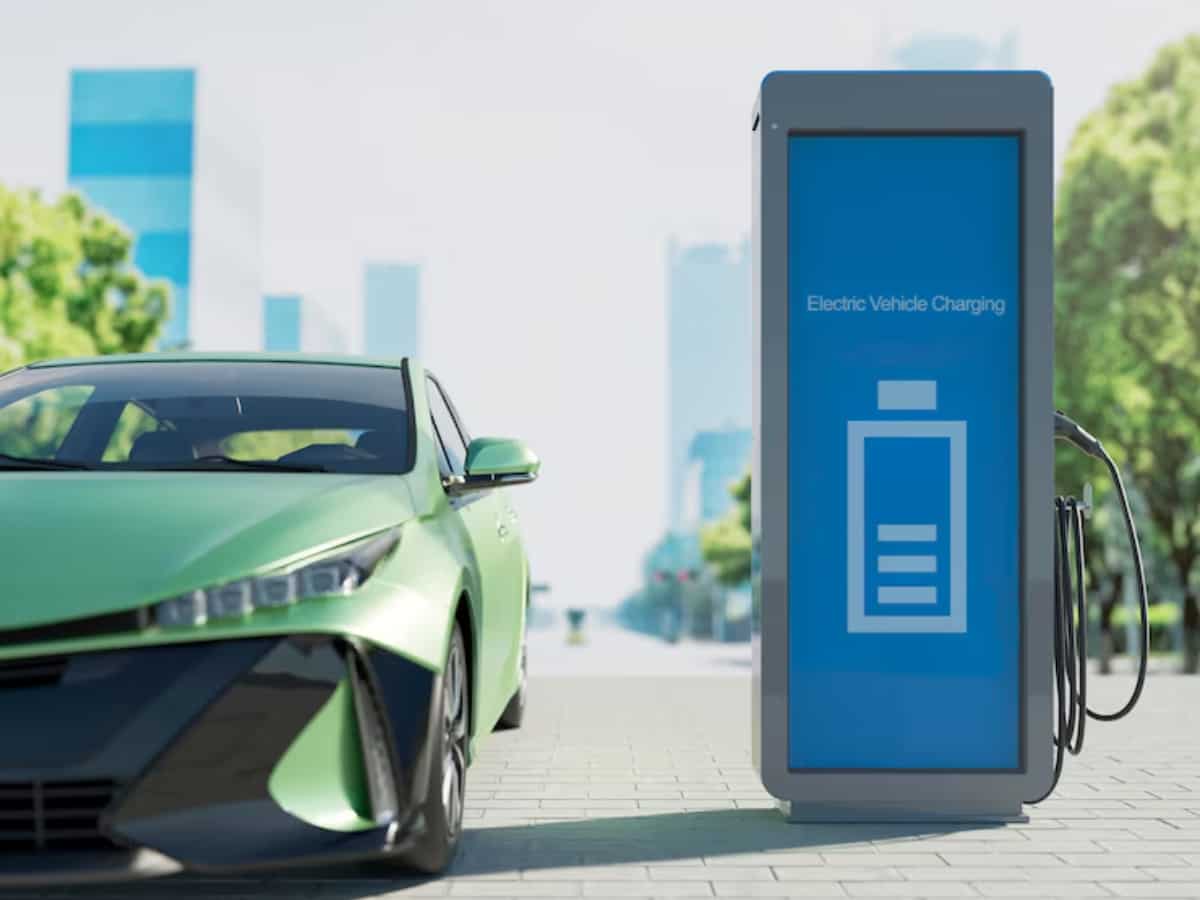 स्पीड में निकली EV! पेट्रोल-डीजल गाड़ियां देखती रह गईं, इलेक्ट्रिक कारों की बिक्री ने बनाया रिकॉर्ड