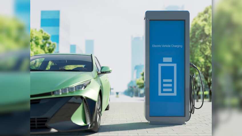 स्पीड में निकली EV! पेट्रोल-डीजल गाड़ियां देखती रह गईं, इलेक्ट्रिक कारों की बिक्री ने बनाया रिकॉर्ड