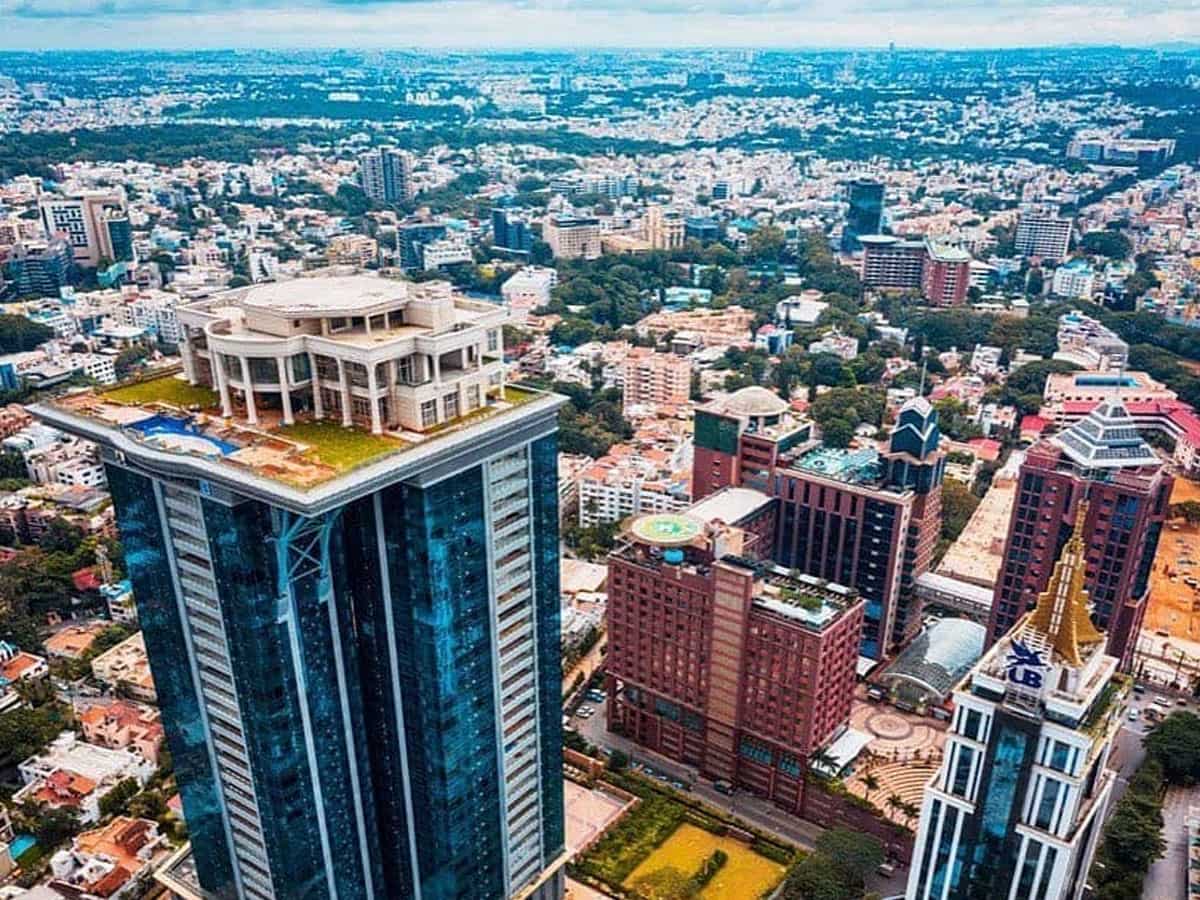 4.5 एकड़ में फैला पेंटहाउस