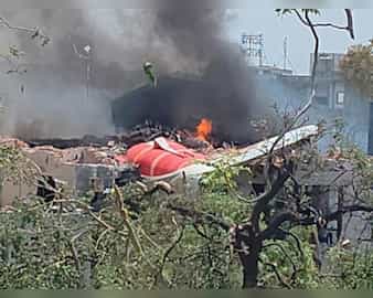 Air India प्लेन हादसा: अहमदाबाद एयरपोर्ट पर टेक-ऑफ के समय AI‑171 प्लेन क्रैश,  242 पैसेंजर्स थे सवार | Zee Business Hindi