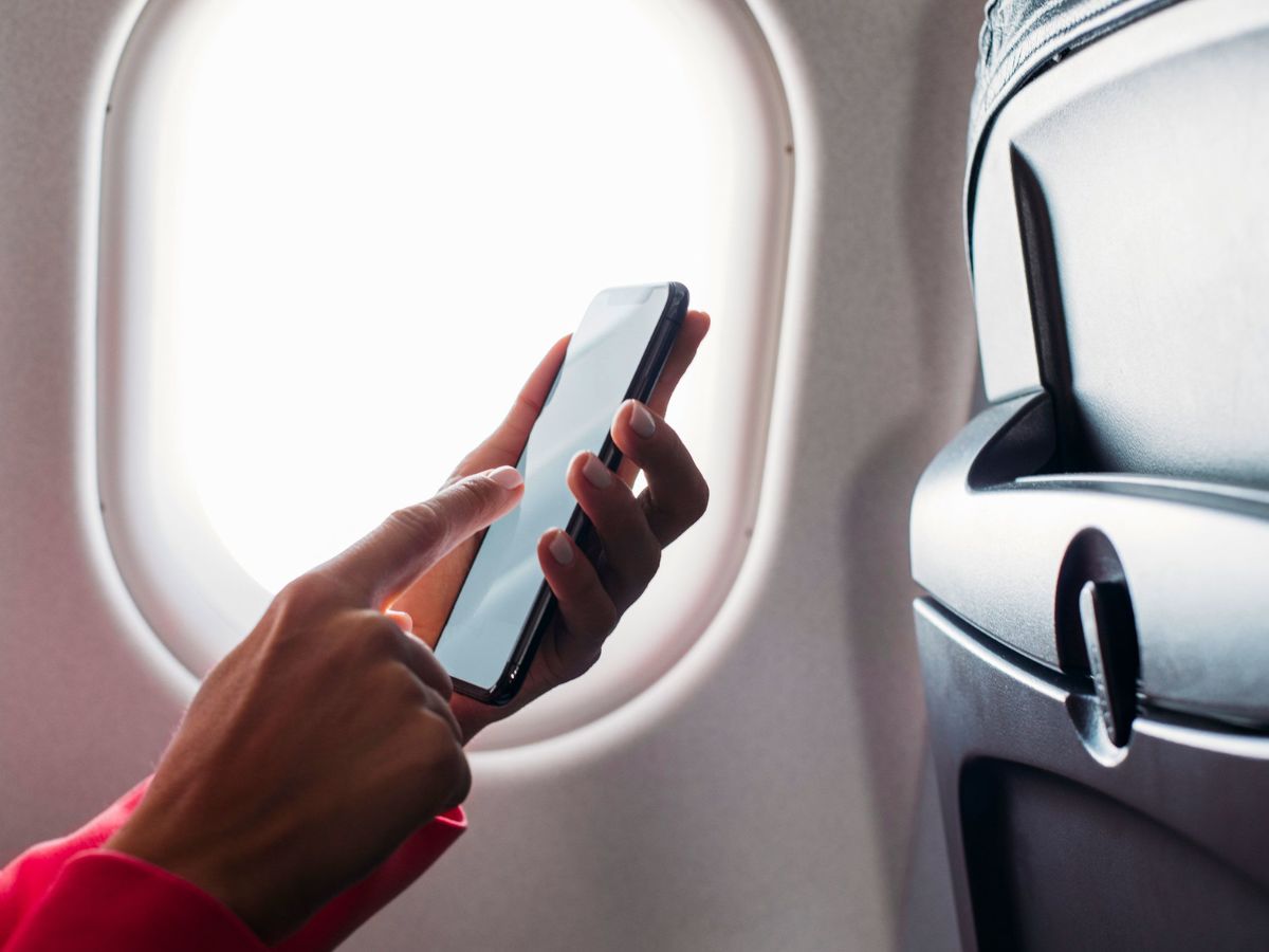 Flight में Airplane Mode ऑन क्यों करवाया जाता है? नहीं करने पर क्या होता है खतरा? जवाब आपको चौंका देगा!