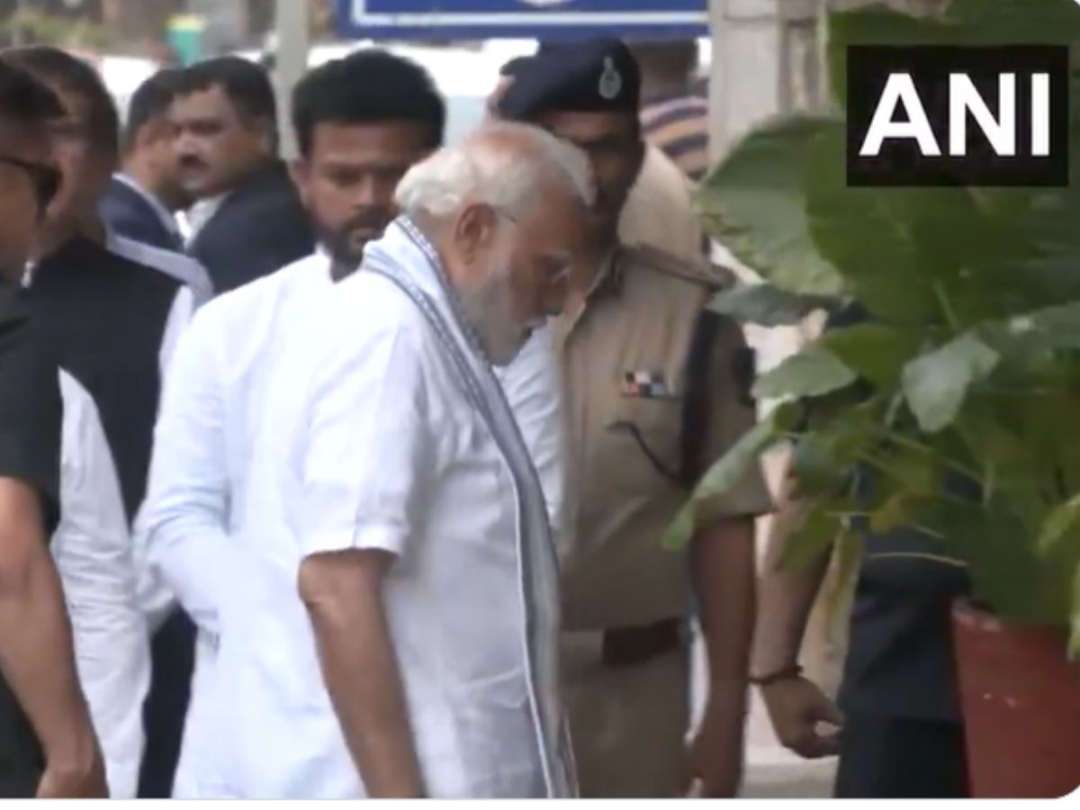 Ahemdabad Plane Crash: अहमदाबाद पहुंचकर पीएम मोदी ने किया घटनास्थल का दौरा, घायलों से की मुलाकात