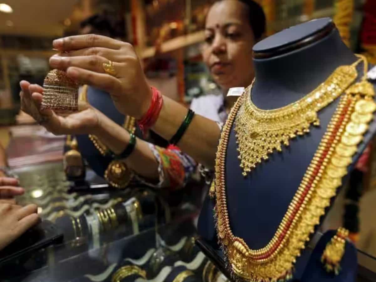 युद्ध की 'आग' में तपकर चमका सोना! 10 ग्राम का भाव ₹1 लाख के पार, आया सबसे तेज उछाल, तोड़े सारे रिकॉर्ड- आगे क्या?