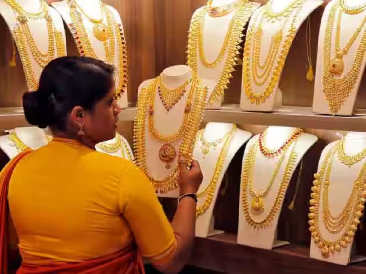 Gold Price Today: गहने खरीदने वालों के लिए बुरी खबर! एक झटके में सोना ₹1600 महंगा, ₹1 लाख के करीब पहुंचा भाव