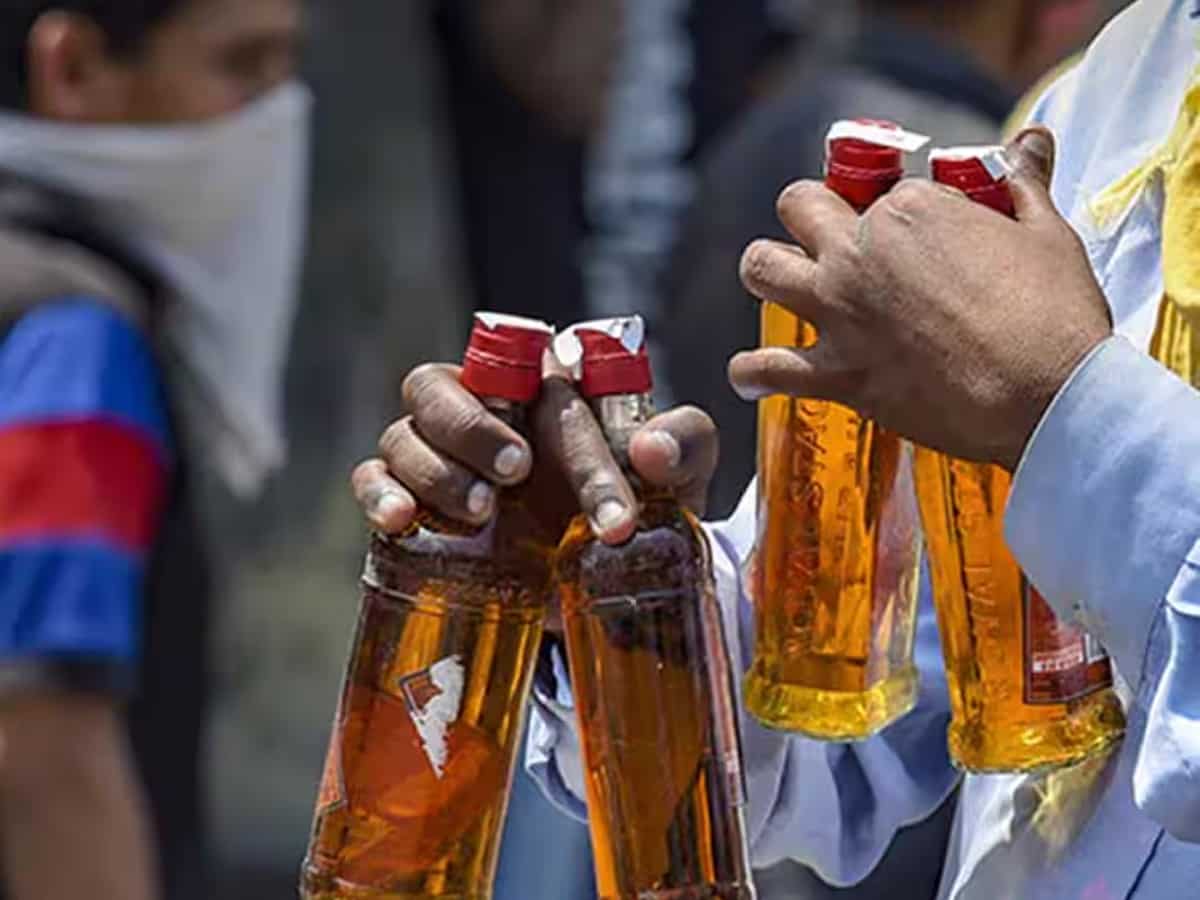 जानिए UP में ठेकों पर क्यों टूट पड़े लोग, अमेठी वाले महीने भर में पी गए 32 Cr. की शराब! टारगेट से ज्यादा कमाई