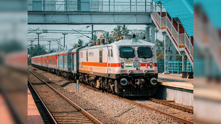 यात्रीगण ध्यान दें! 16 जून से गोरखपुर नहीं जाएंगी ये बड़ी गाड़ियां,  दिसंबर तक तीन जोड़ी ट्रेनों का बदला रूट