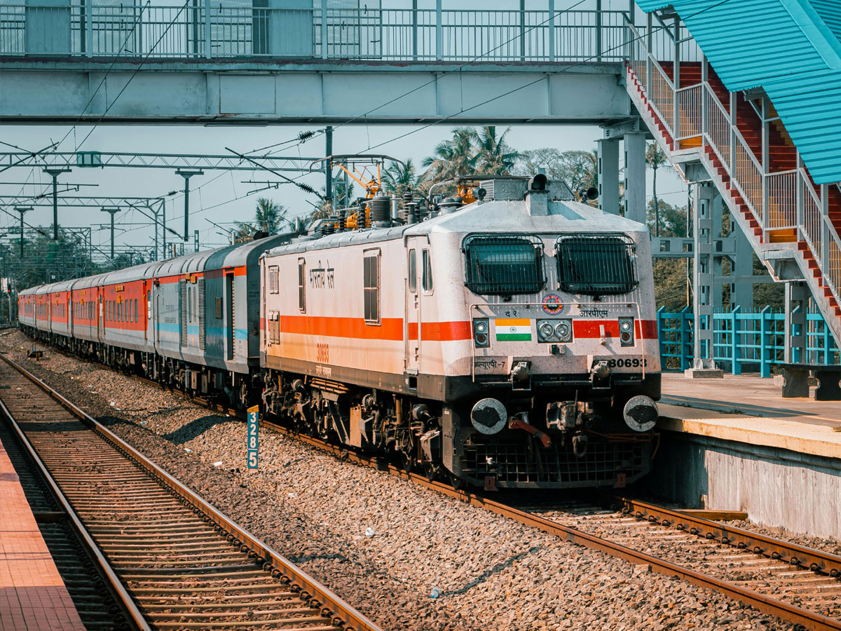 यात्रीगण ध्यान दें! 16 जून से गोरखपुर नहीं जाएंगी ये बड़ी गाड़ियां, दिसंबर तक तीन जोड़ी ट्रेनों का बदला रूट