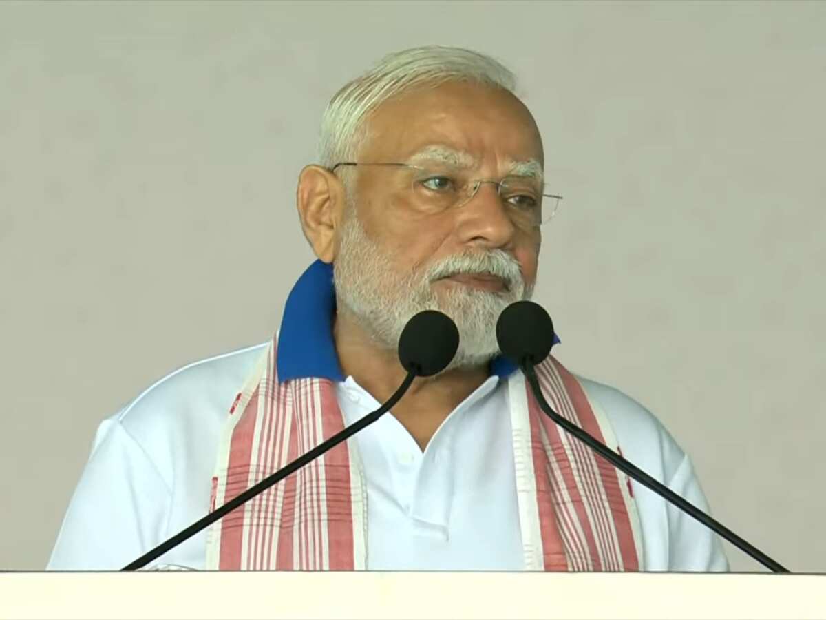 PM नरेंद्र मोदी ने विशाखपत्तनम में 3 लाख लोगों के साथ किया योग, देश को दिया 'हील इन इंडिया' का मंत्र