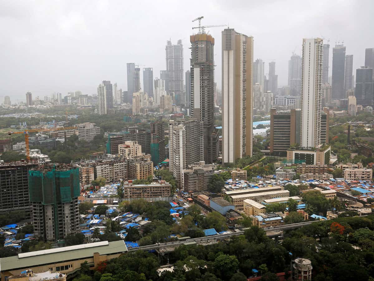 19% बिक्री घटी, नए प्रोजेक्ट्स थमे, घरों की कीमत घटने का आ गया है वक्त? घर खरीदार गायब