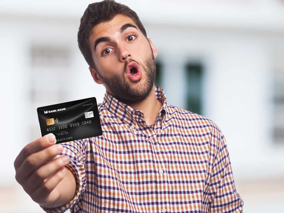 ले रहे हैं जिंदगी का पहला Credit Card? भूल से भी भूलकर मत करना ये गलतियां, वरना मजे करने के बजाय माथा पीटेंगे!