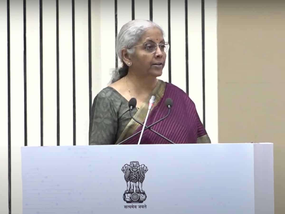 निर्मला सीतारमण ने CBDT अधिकारियों को दिए निर्देश, कहा- टैक्स से जुड़े लंबित विवादों का जल्द हो समाधान