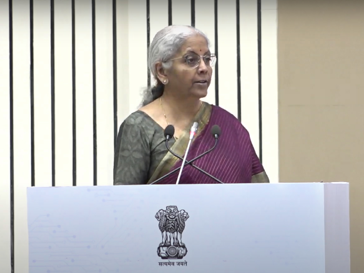 निर्मला सीतारमण ने CBDT अधिकारियों को दिए निर्देश, कहा- टैक्स से जुड़े लंबित विवादों का जल्द हो समाधान