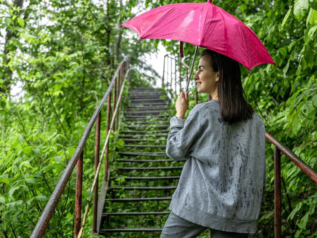 मॉनसून में घूमने का है प्लान? पैकिंग से पहले पढ़ लें ये 10 जरूरी टिप्स, वरना सफर का मजा हो सकता है किरकिरा