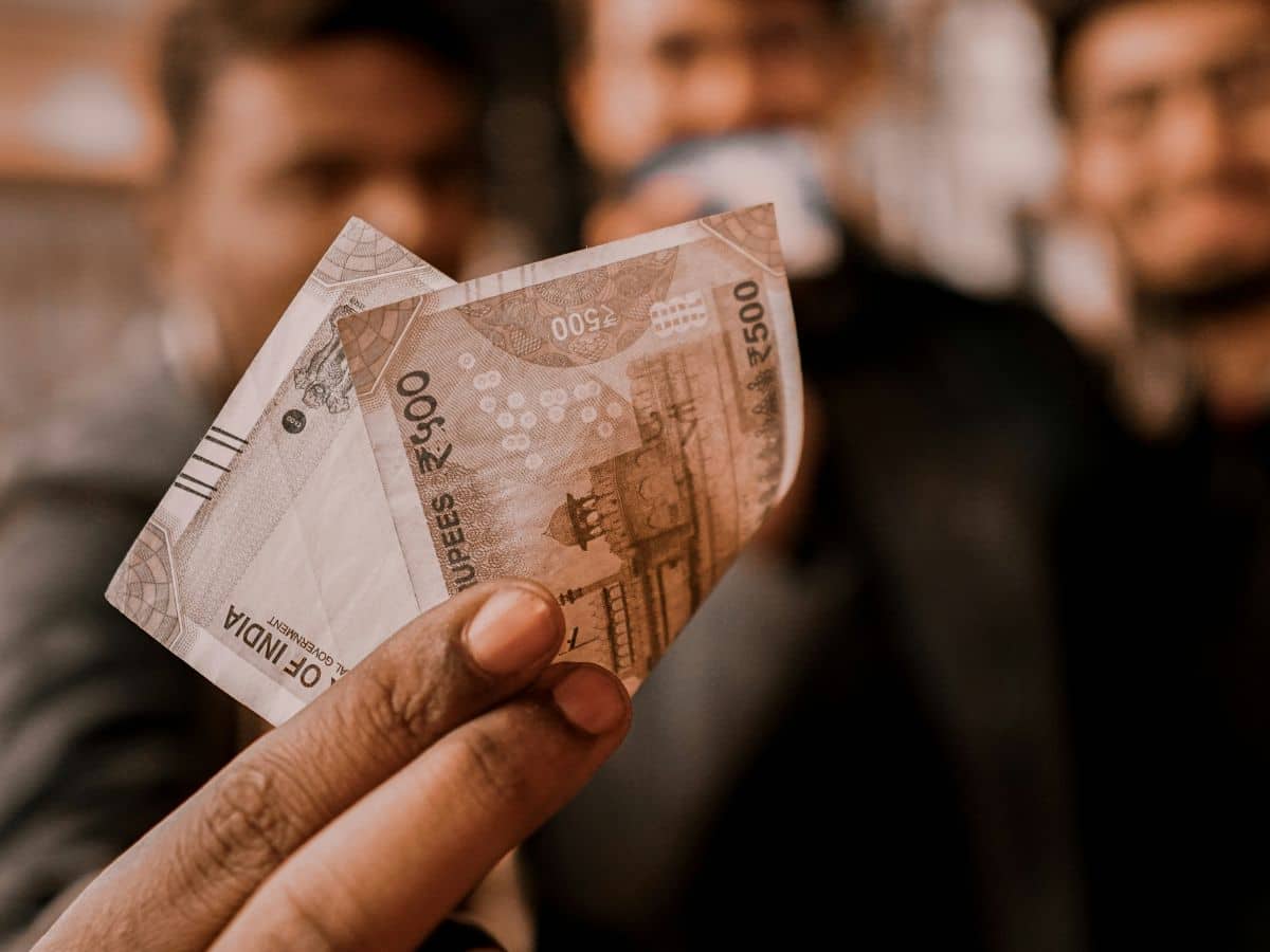 ट्रेन के किराए से लेकर ATM से पैसे निकालने तक... 1 जुलाई से बदल जाएंगे आपके पैसों से जुड़े ये 6 बड़े नियम!