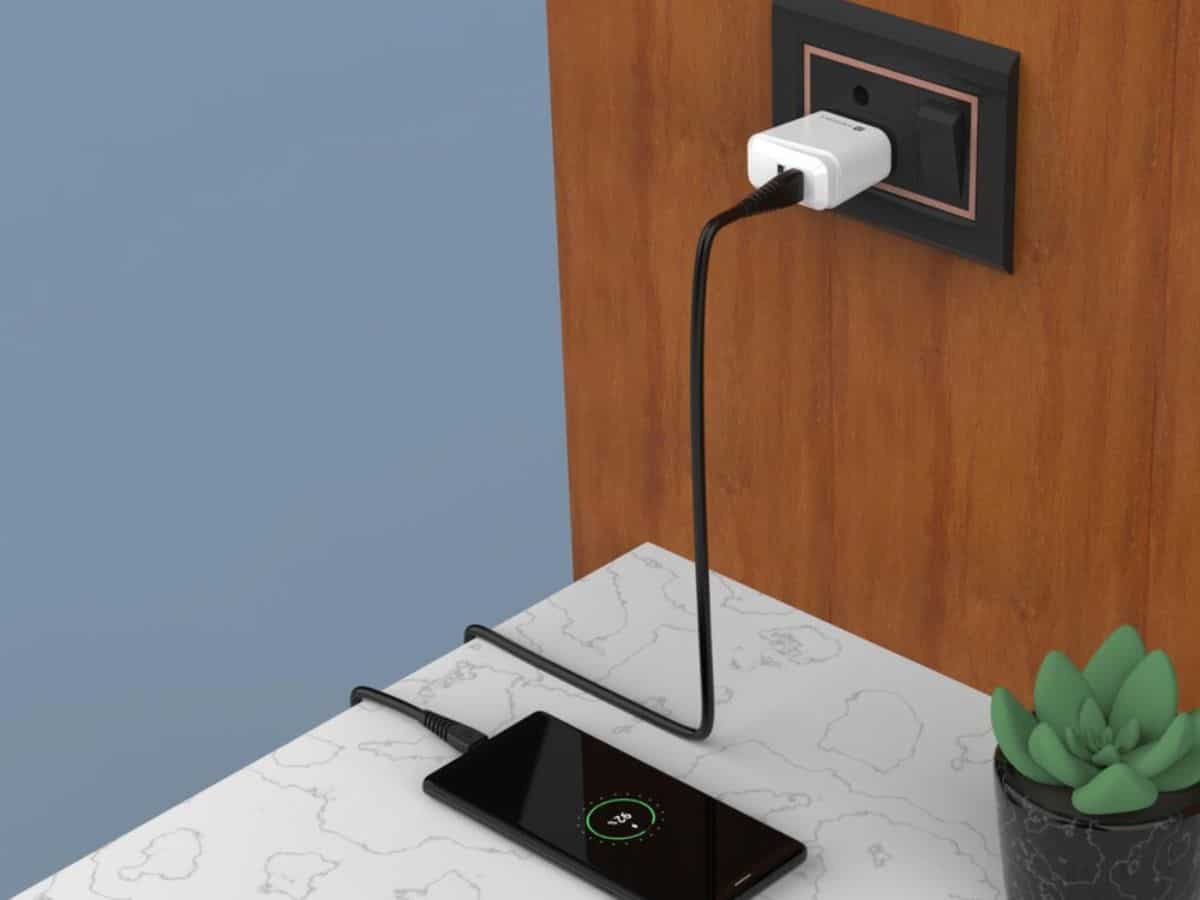 बुरा अंजाम भुगतने के लिए हो जाइए तैयार! क्या आपका भी अपना कोई चार्जिंग प्लग के साथ करता है ये सेम मिस्टेक?