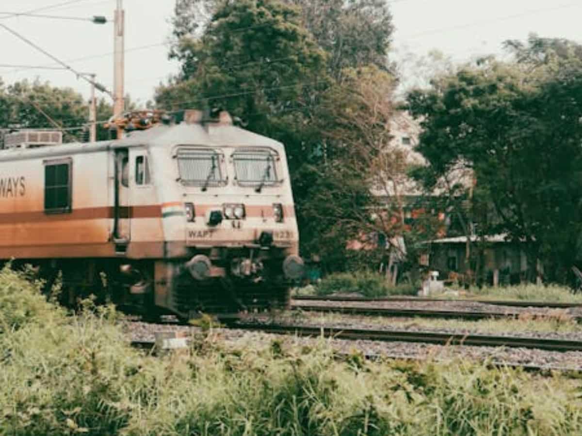 ट्रेन में साथ न ले जाएं ये सामान