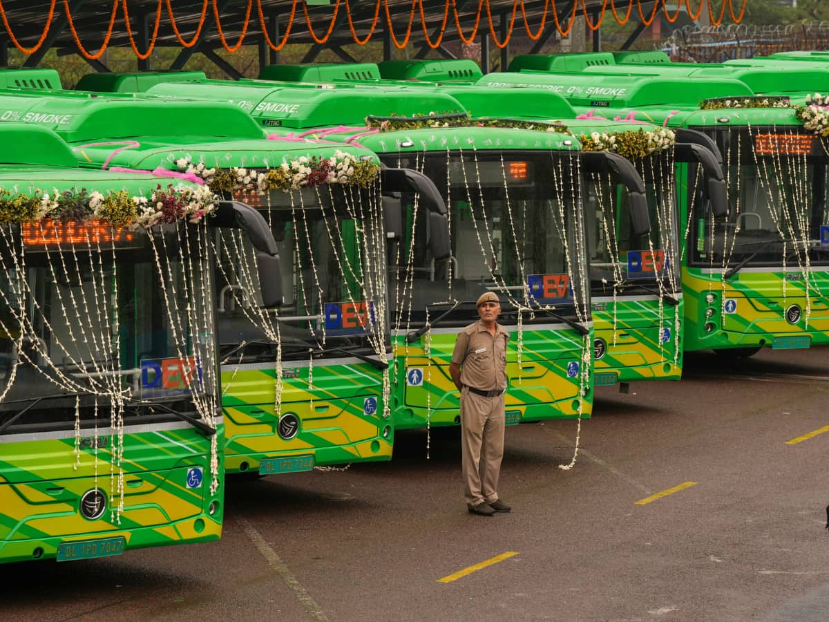 Delhi CM रेखा गुप्ता ने दिखाई 105 इलेक्ट्रिक 'देवी बसों' को हरी झंडी, नए DTC डिपो का भी किया उद्घाटन