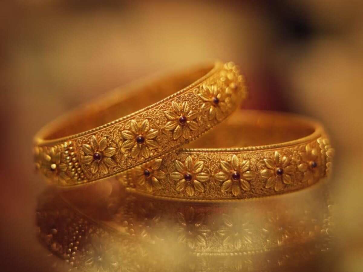 Gold Price Today: औंधे मुंह गिरा सोने का भाव, 900 रुपये से ज्यादा हुआ सस्ता, चेक करें लेटेस्ट रेट्स