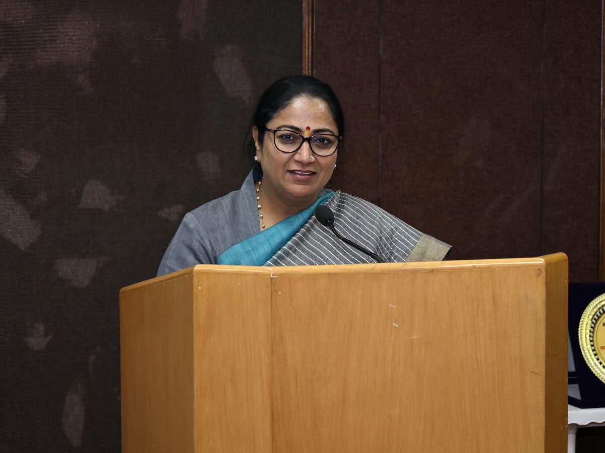 7.7 लाख रुपए के 14 AC, रिमोट वाले पंखे, 3 बड़े झूमर, CM रेखा के नए सरकारी बंगले में खर्च होंगे ₹59 लाख!