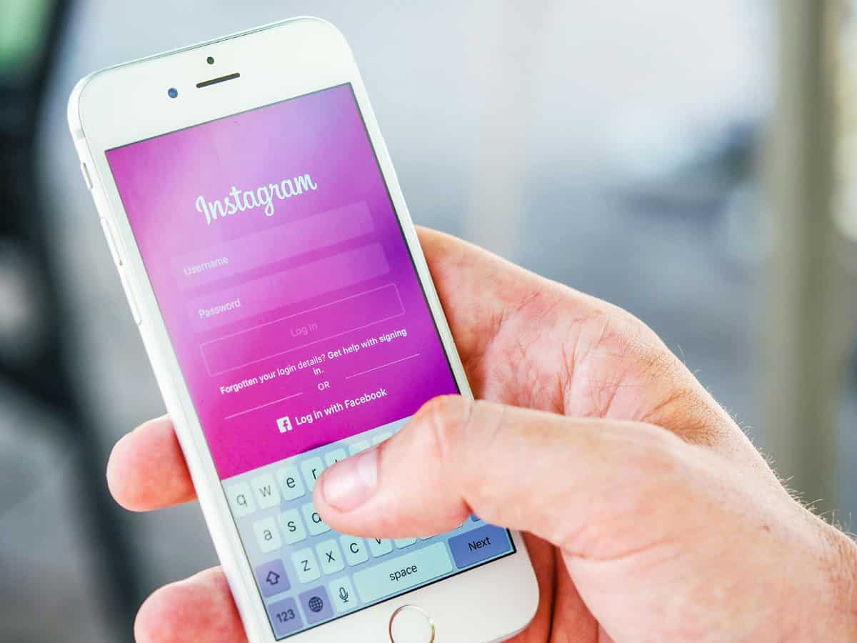 Instagram में तुरंत बंद कर दें ये सेटिंग, वरना हैकर के पास चले जाएंगे आपके दोस्त-रिश्तेदारों के फोन नंबर