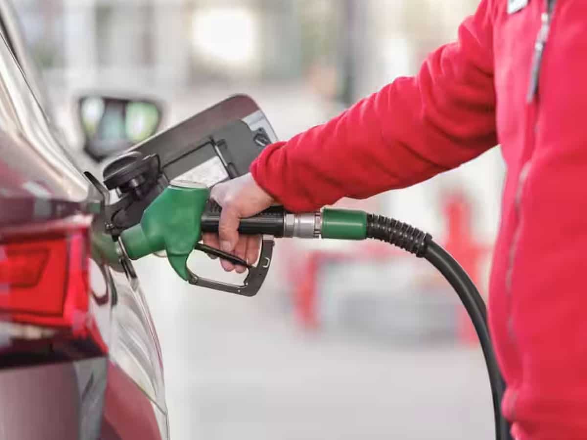 राहत मिलेगी या जेब होगी ज्यादा ढीली, कच्चे तेल की कीमत को लेकर क्या कहते हैं एक्सपर्ट, अहम हैं ये ट्रिगर्स