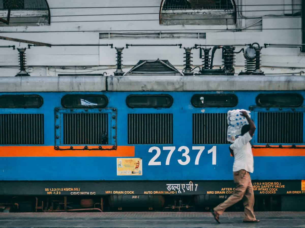 रेलयात्रियों को मिल गई सबसे बड़ी खुशखबरी! बिना टेंशन बुक करें ट्रेन टिकट, ये फीस हटाने वाली है रेलवे