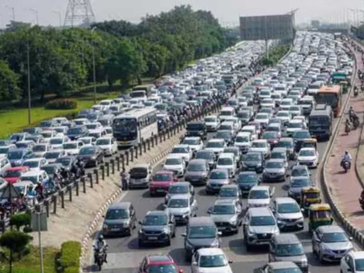 दिल्ली वालों को बड़ी राहत; पुरानी पेट्रोल और डीजल कार पर बैन टला, अब इस महीने से होगा लागू