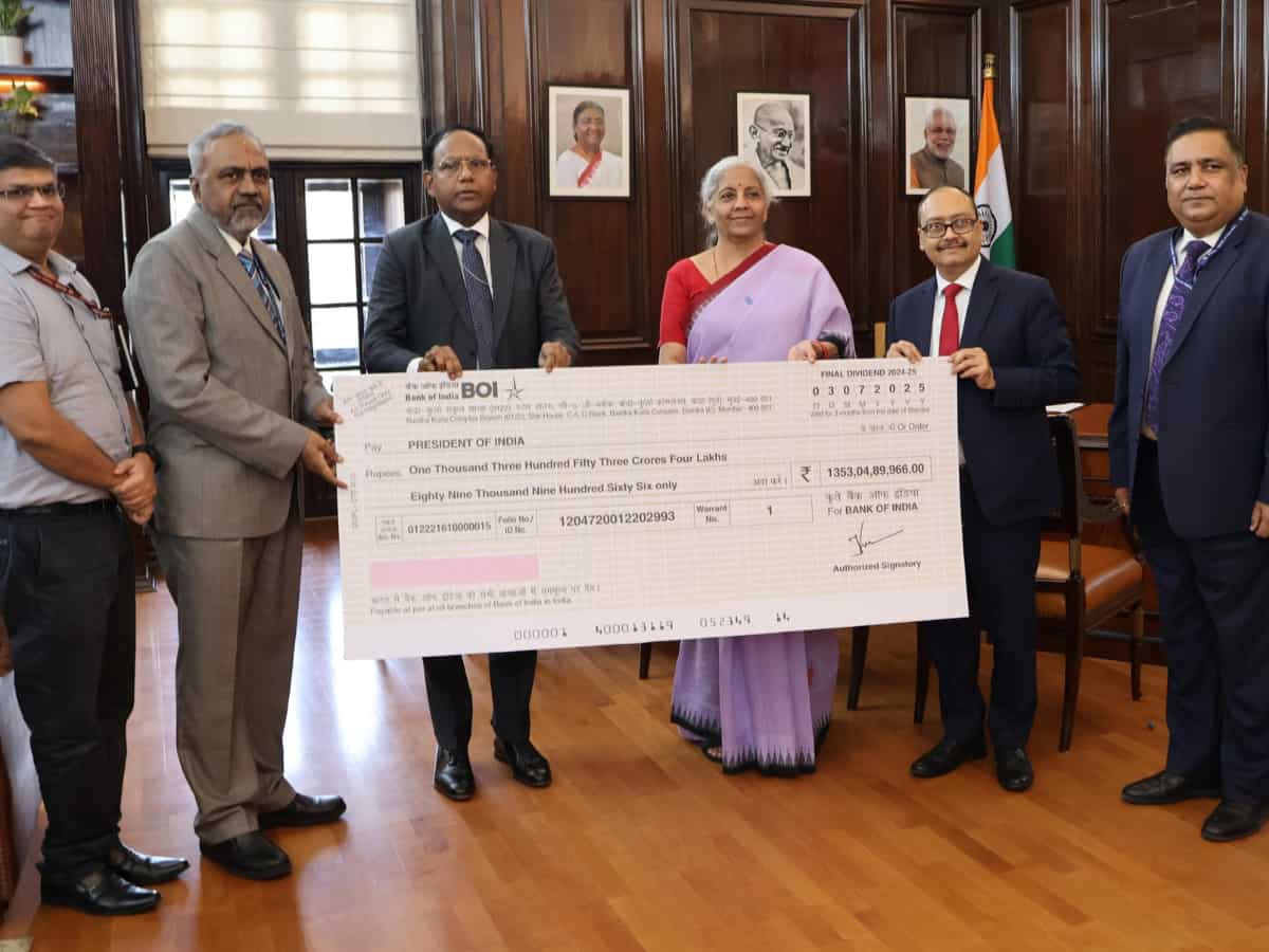 डिविडेंड से जमकर भर रहा है सरकारी खजाना! 4 सरकारी बैंकों ने वित्त मंत्री को पकड़ाया कुल ₹6,222 करोड़ का चेक