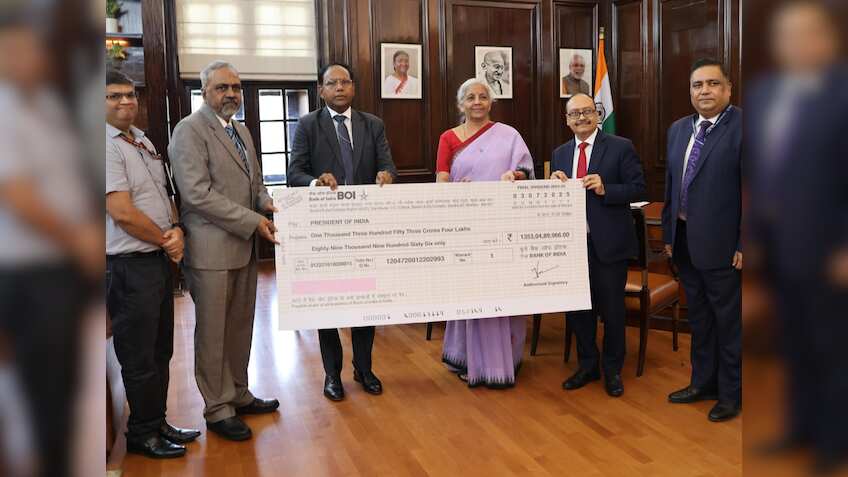 डिविडेंड से जमकर भर रहा है सरकारी खजाना! 4 सरकारी बैंकों ने वित्त मंत्री को पकड़ाया कुल ₹6,222 करोड़ का चेक