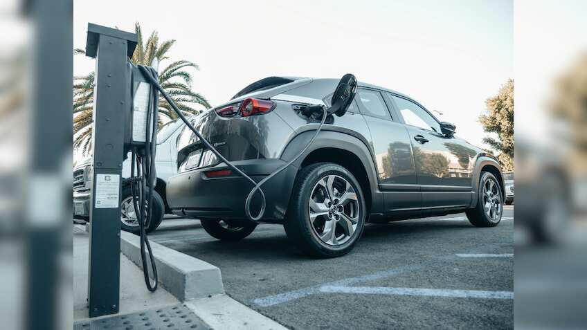 ग्रीन मोबिलिटी और EV मैन्युफैक्चरिंग पर सरकार का फोकस, 2030 तक के लिए तय किया टारगेट 