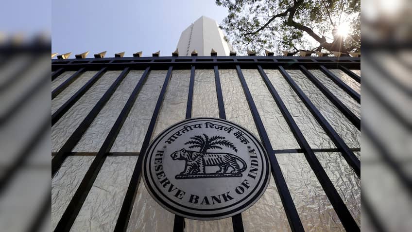 RBI ने दिग्गज प्राइवेट बैंक पर लगाया जुर्माना, आपका है अकाउंट तो क्या पड़ सकता है कोई असर?
