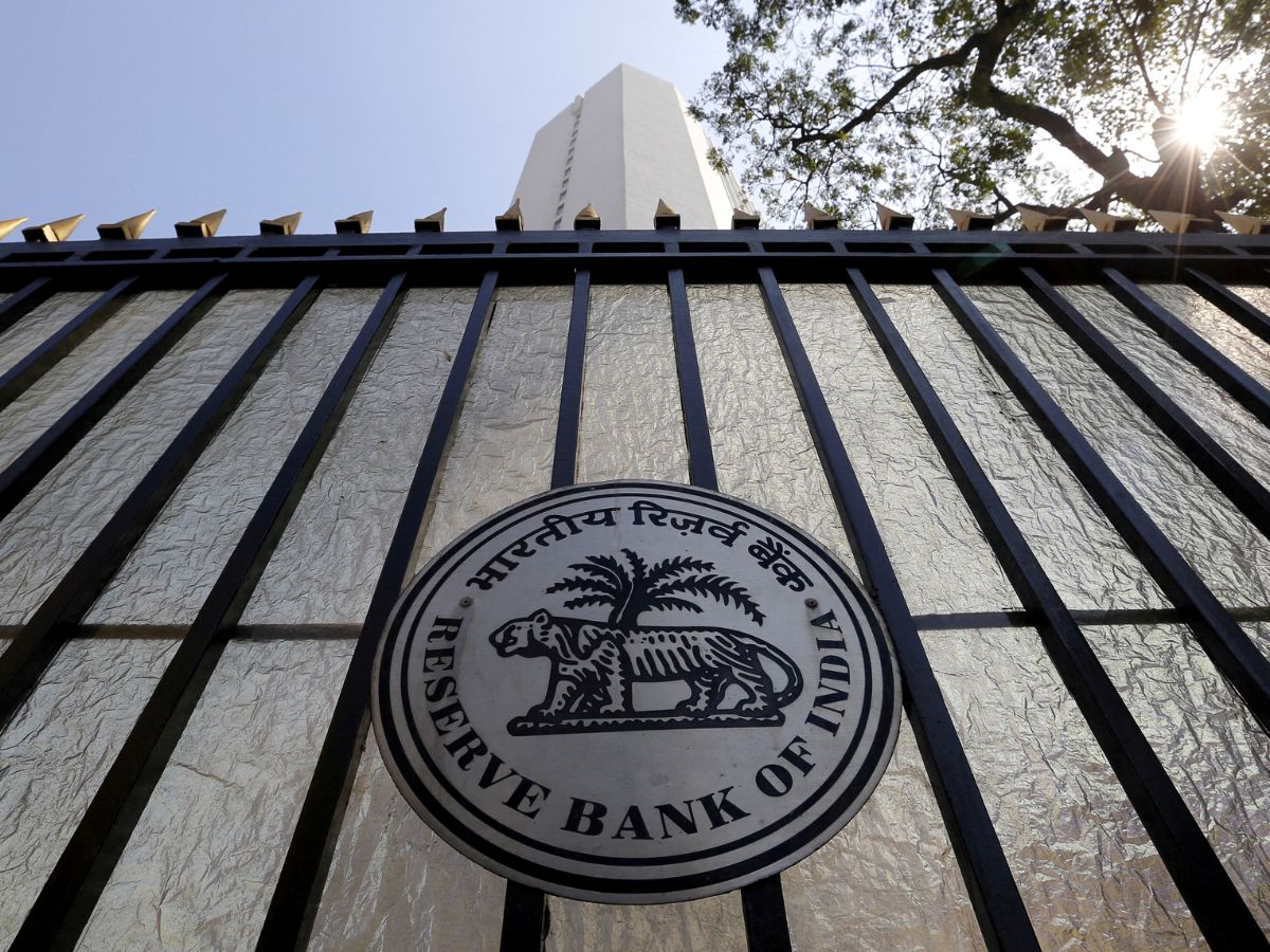 RBI ने दिग्गज प्राइवेट बैंक पर लगाया जुर्माना, आपका है अकाउंट तो क्या पड़ सकता है कोई असर?