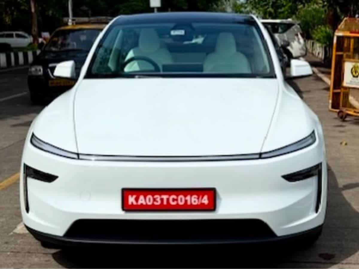 शोरूम के उद्घाटन से पहले सड़कों पर दिखी Tesla Model Y इलेक्ट्रिक कार, अगस्त से शुरू हो सकती है डिलीवरी