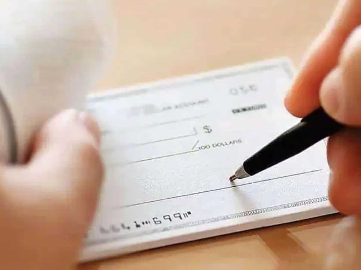 चेक पर लगे स्कैच या फोल्डिंग से बचें