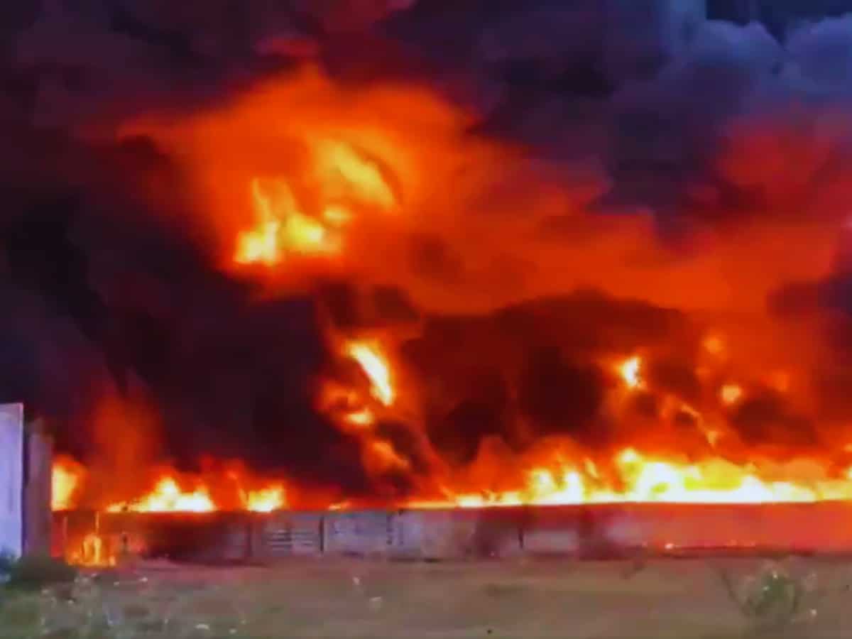 डीजल से भरी मालगाड़ी में लगी भीषण आग, 4 डिब्बे हुए जलकर राख, लपटें इतनी ऊंची कि बंद करनी पड़ी ओवरहेड सप्लाई