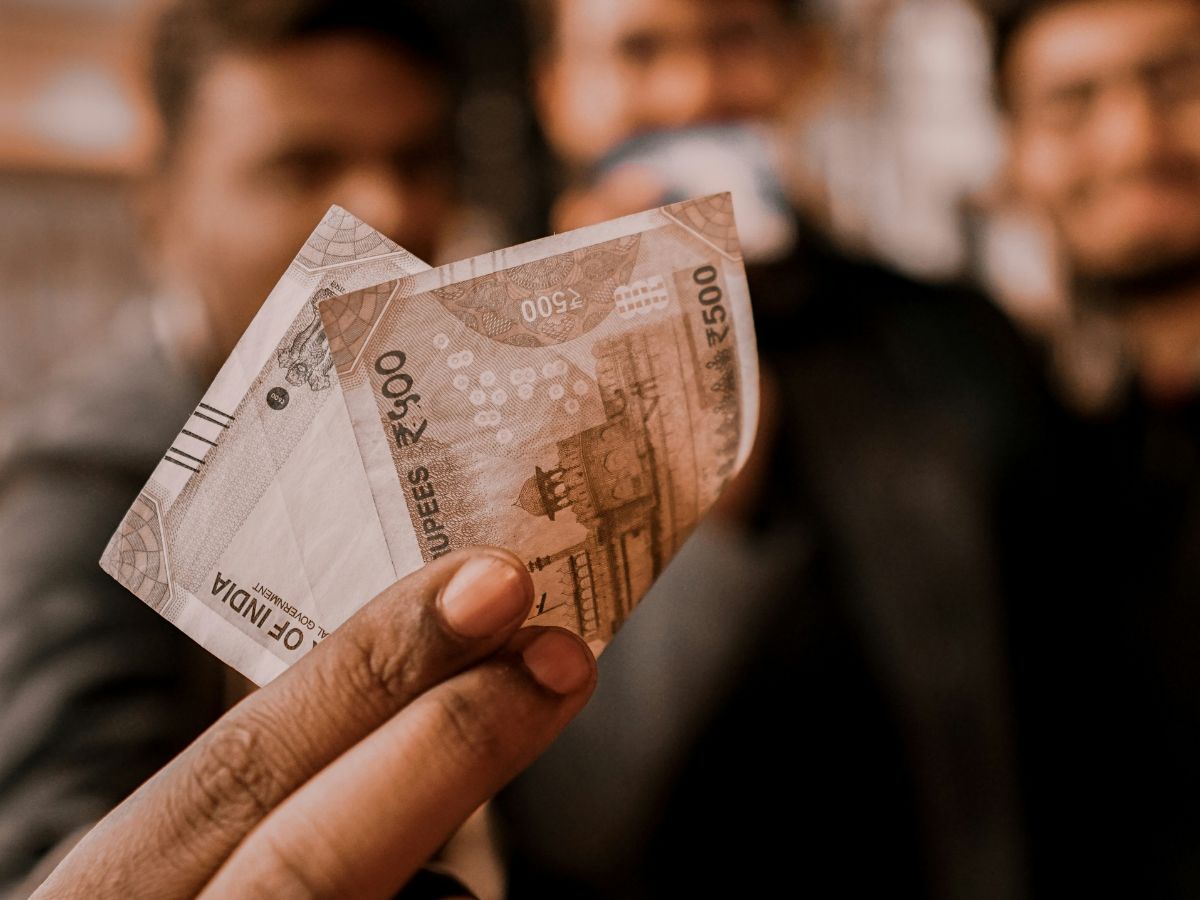 SBI के कस्टमर्स को लगा झटका! FD पर ब्याज दरों में फिर हुई कटौती, सीनियर सिटीजन को भी होगा नुकसान