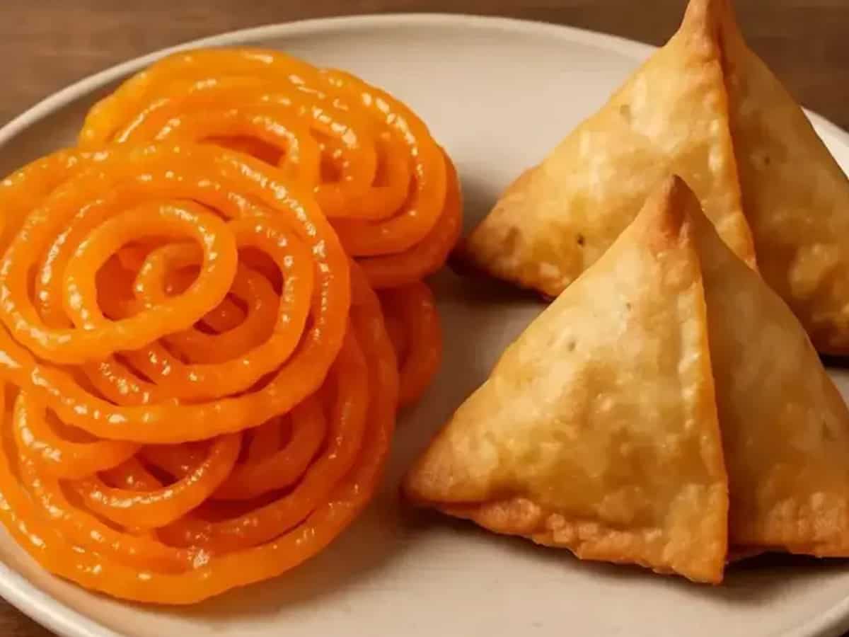 PIB Fact Check: समोसा-जलेबी जैसे स्नैक्स पर स्वास्थ्य चेतावनी बोर्ड? सरकार ने खुद बताया वायरल हो रहे मैसेज का सच