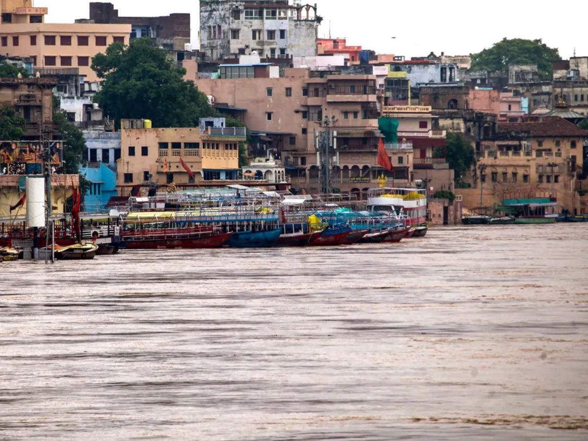 वाराणसी में गंगा का रौद्र रूप- अस्सी घाट समेत 84 घाट हुए जलमग्न, मंदिरों में भी घुसा पानी, प्रशासन ने किया सचेत